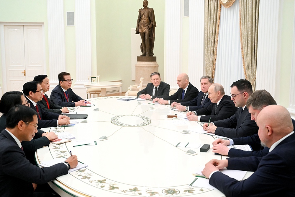    Владимир Путин пообещал воспользоваться приглашением Фам Минь Тиня посетить его страну с визитом. / РИА Новости
