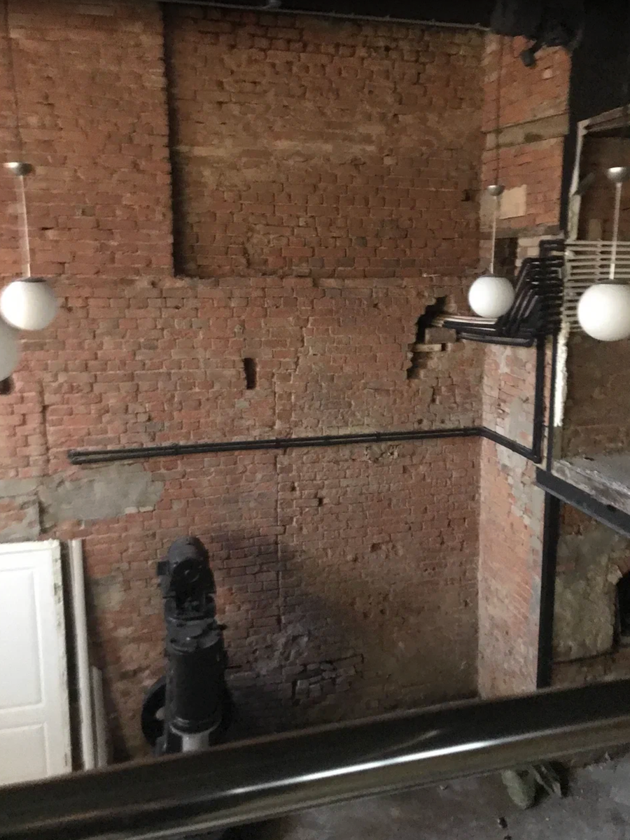 До обработки гидрофобизатором кирпичных стен в ресторане