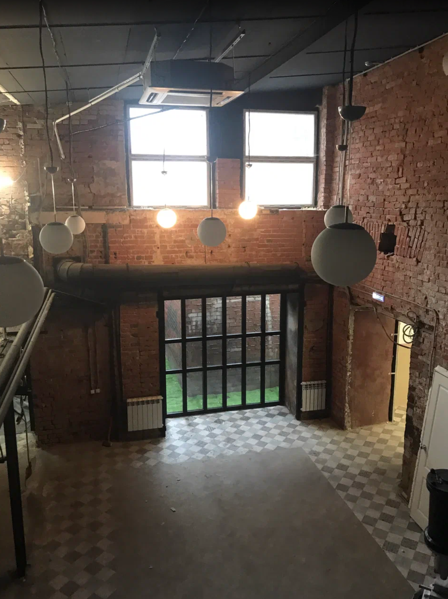 До обработки гидрофобизатором кирпичных стен в ресторане