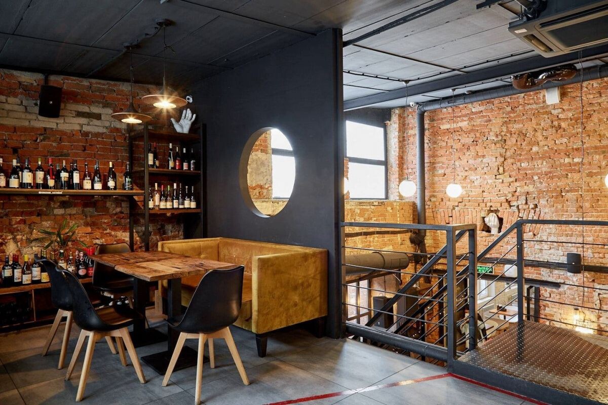 После обработки гидрофобизатором кирпичных стен в ресторане