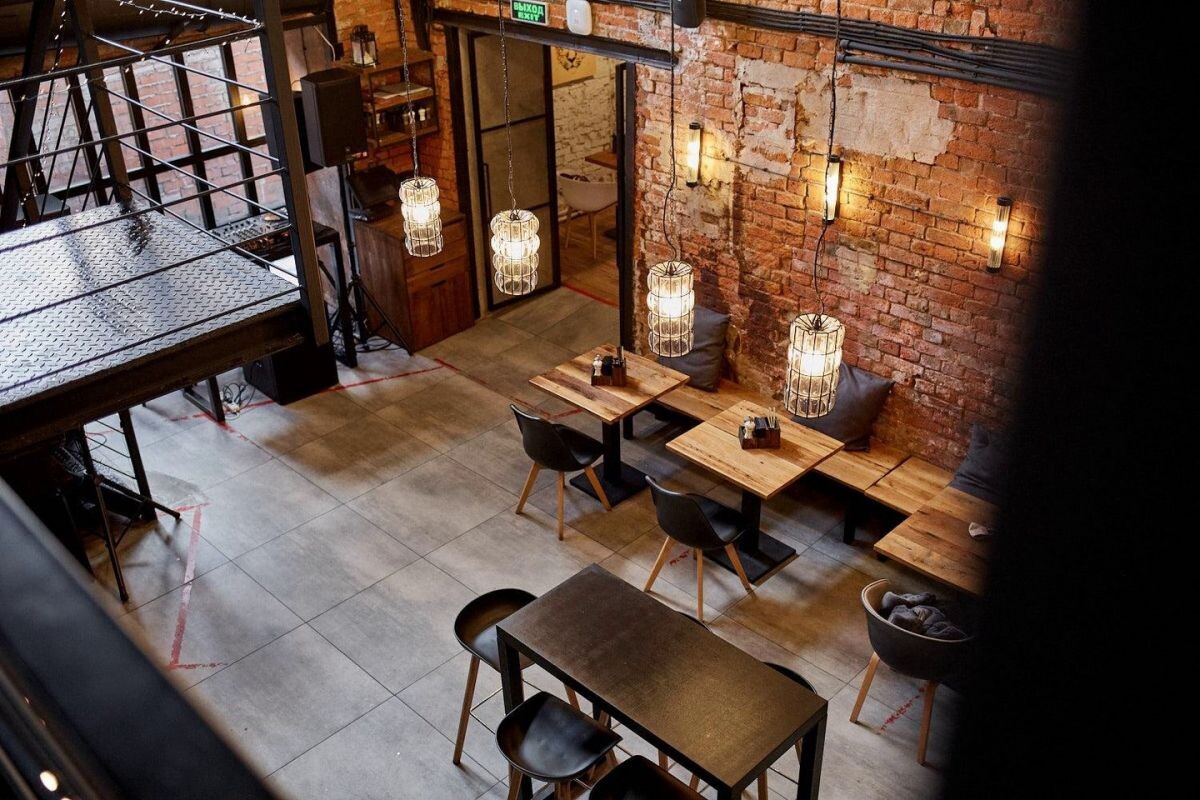 После обработки гидрофобизатором кирпичных стен в ресторане