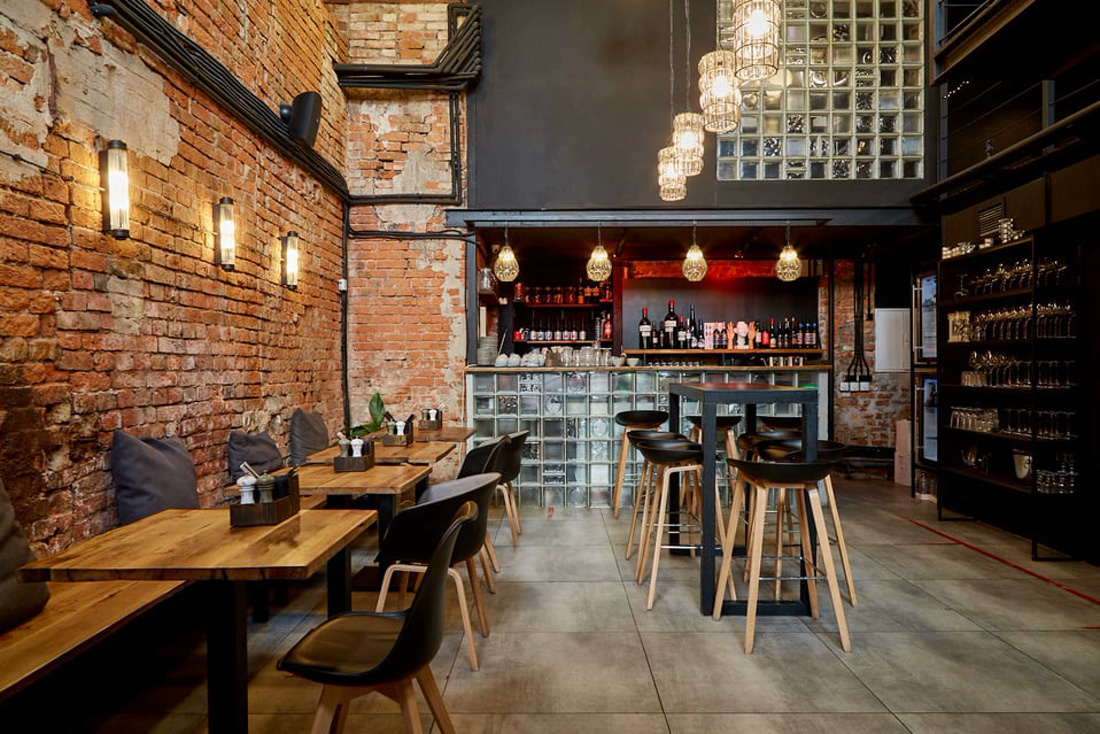 После обработки гидрофобизатором кирпичных стен в ресторане