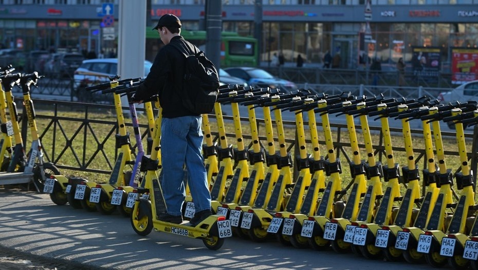    Электросамокаты у метро "Дыбенко". Автор фото: Ермохин Сергей/ДП
