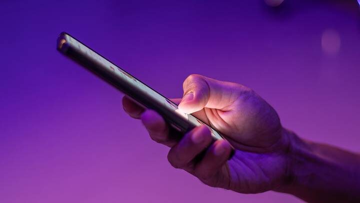 Тайно устанавливают мошенники: как понять, что на телефоне есть шпионская программа