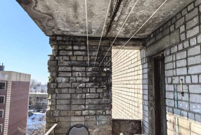 Жители рязанского поселка сообщили об аварийном состоянии балкона в пятиэтажке