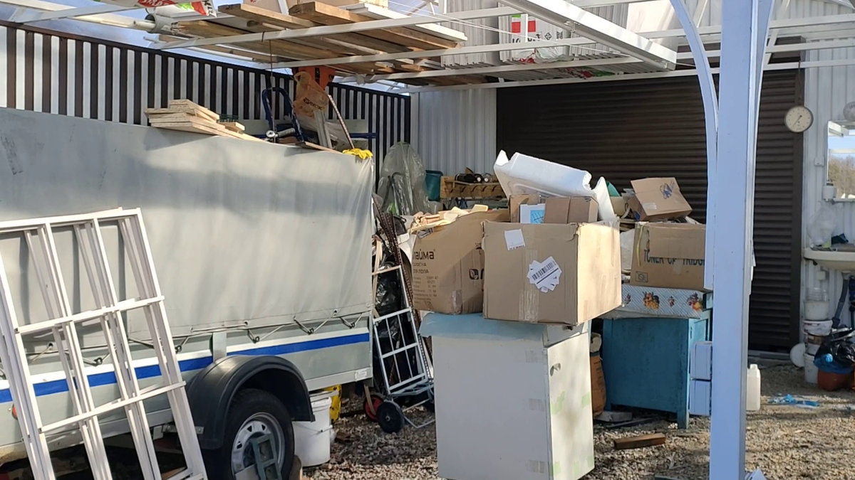 Прицеп на парковке под навесом