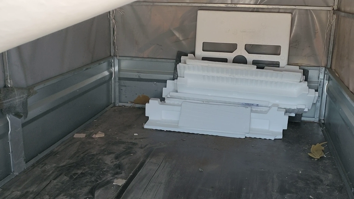 Прицеп пуст, остался только пенопласт