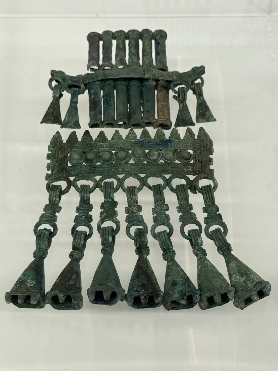 Наспинные украшения.
Могильник Звягино 2, погребение 71.
IX в. Медный сплав