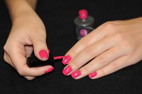 Нанесение лака для ногтей дома