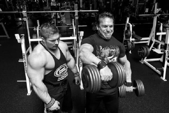 Рич Гаспари делает махи.