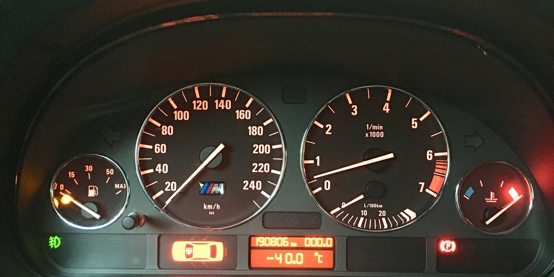 Датчик топлива показывает 0, а до заправки ещё 40 км: сколько реально можно проехать и как не заглохнуть