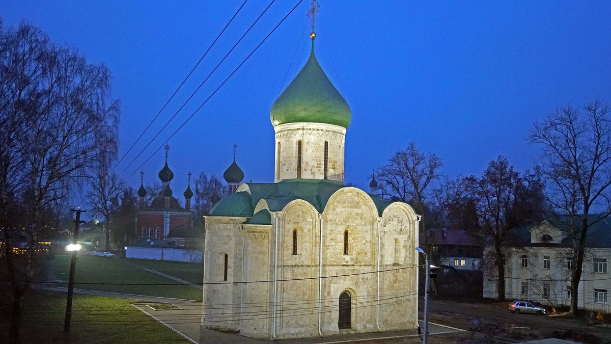 Спасо-Преображенский собор — реальная возможность прикоснуться к истории. Подумать только: этому храму почти девять веков! Он был заложен в 1152 году Юрием Долгоруким, а достроен в 1157 году при Андрее Боголюбском. Из всех храмов того периода этот сохранился лучше всего. Спасо-Преображенский собор — это то, ради чего стоит приехать в Переславль-Залесский