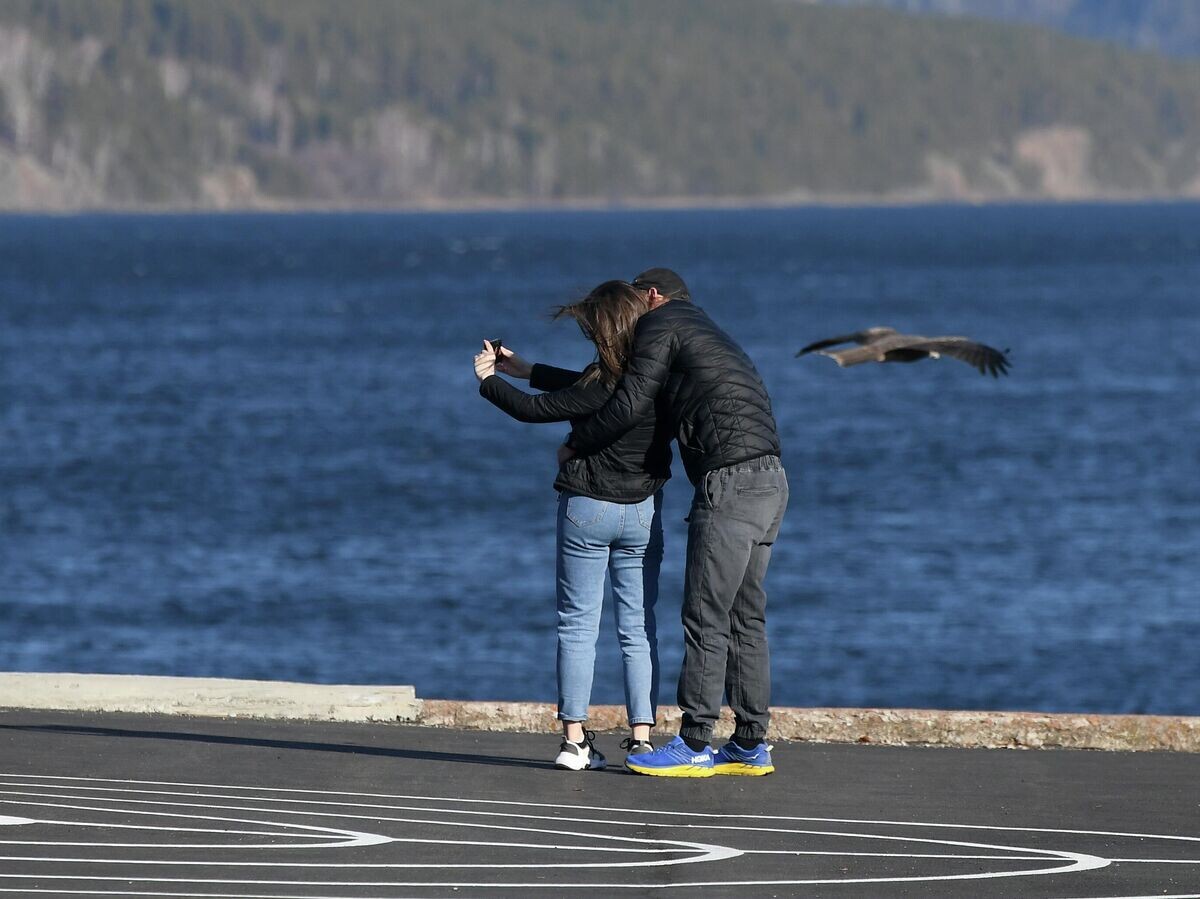    Молодые люди на набережной реки Енисей в Дивногорске | © РИА Новости / Илья Наймушин