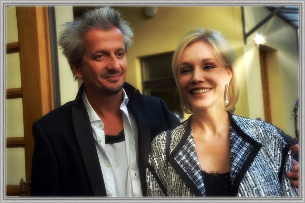 Сначала режиссер прошелся по старшему поколению, теперь - по младшему. Выглядит это как подсознательный вызов всей театральной династии.
