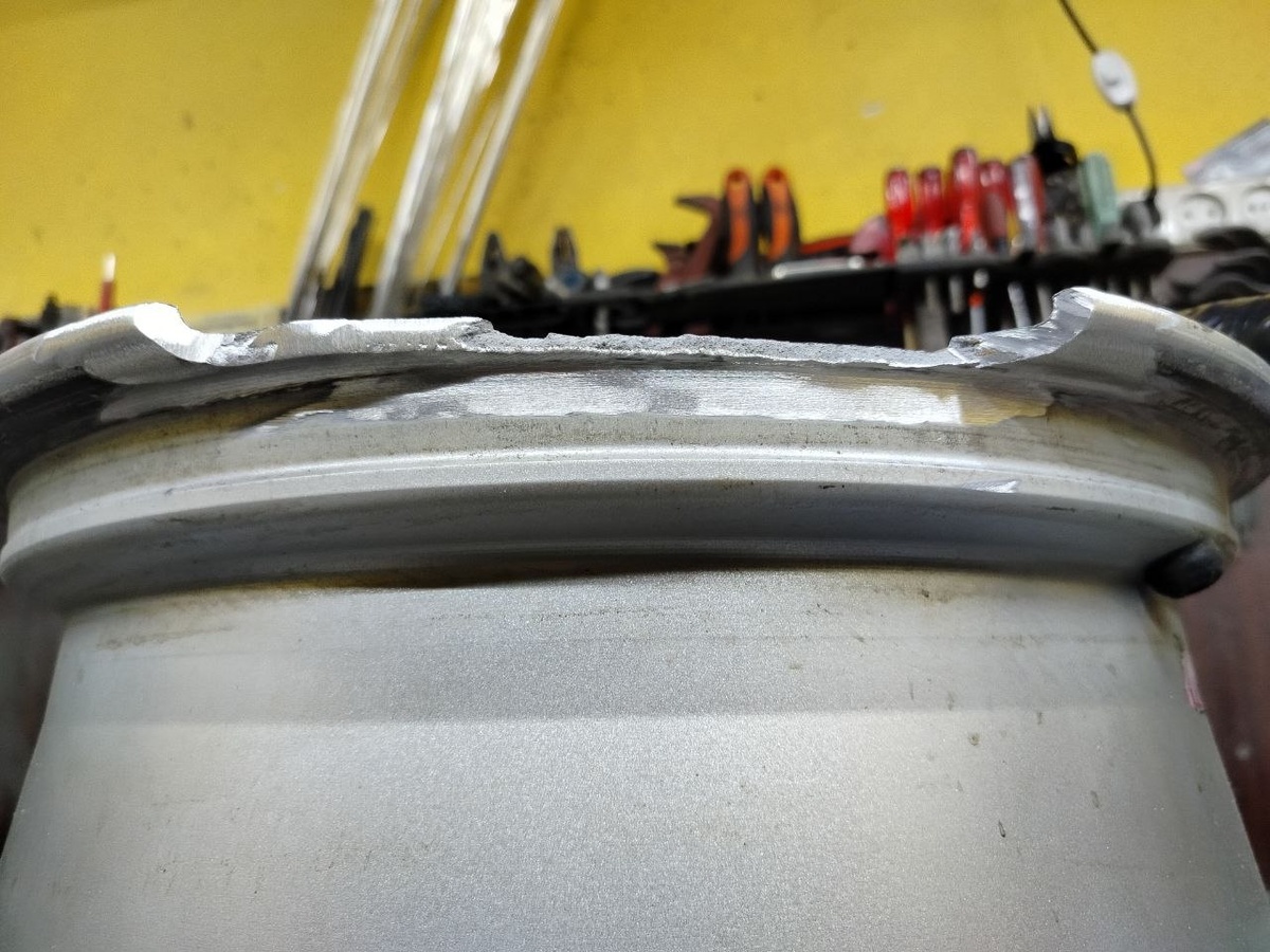 Выломана об бордюру часть диска