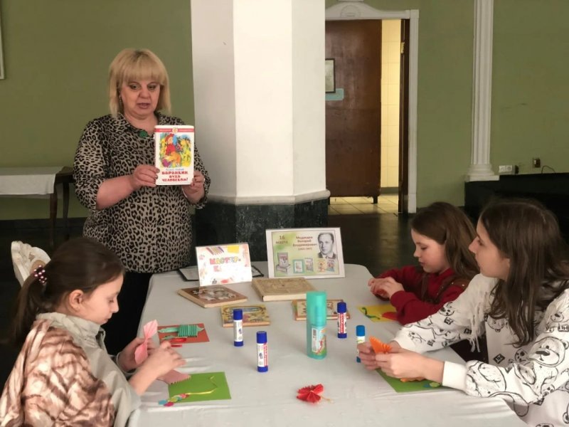     © на фото - сотрудники Культурного центра семейного чтения и досуга им. А.П. Гайдара и ребята из ПВР, тг-канал Курска