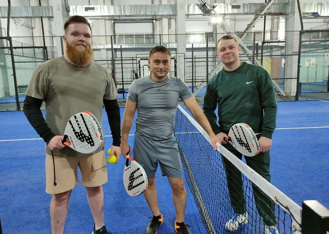    Игорь Маркеев (в центре), Николай Шадрин (справа) и их коллега по проекту «Герои. Нижегородская область» Александр Минов с удовольствием пользуются возможностью обучиться игре в падел