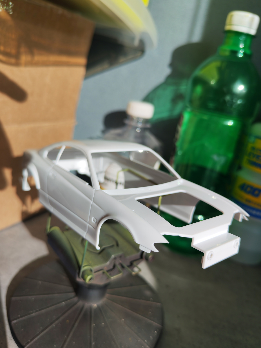 Имеем готовый к окрасу кузов с прорезанной расшивкой и готовыми на сколько это возможно вклейками. 