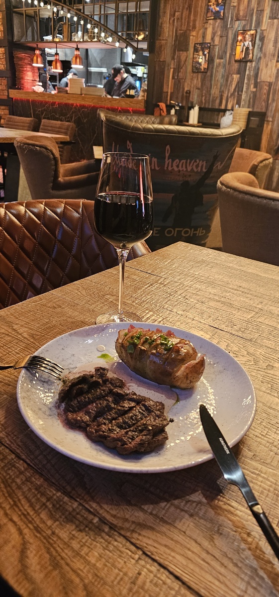 в лучшем ресторане города. Тусю один.