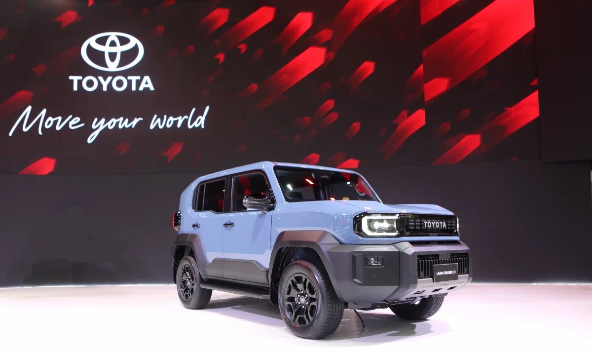 Toyota Land Cruiser FJ был представлен за день до выставки в Бангкоке в 2026 году. Он продолжает богатую историю Land Cruiser - автомобиля, которому люди по всему миру доверяют уже более 70 лет. Базовая версия нового Land Cruiser будет продаваться в Таиланде по цене 39 000 долларов США, включая финансирование под 2% годовых и первоклассную страховку Toyota Care на год. Toyota Land Cruiser FJ будет производиться на заводе Toyota в Таиланде для всех экспортных рынков.