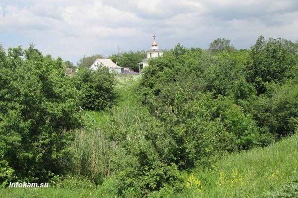    Родник в честь иконы Божией Матери «Живоносный Источник» (у поворота на село Дворянское)