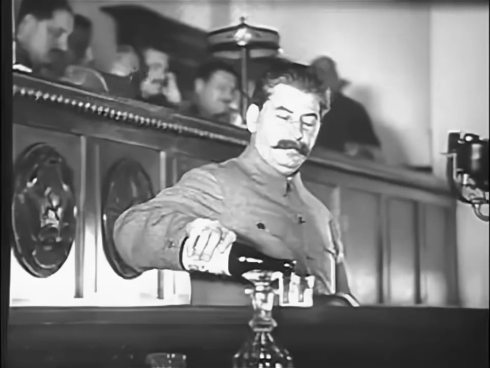    Вождь умело создавал образ простого человека, близкого к народу, даже в кремлёвских стенах.