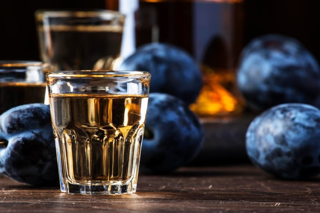 Что такое ракия и почему на Балканах ее пьют веками?