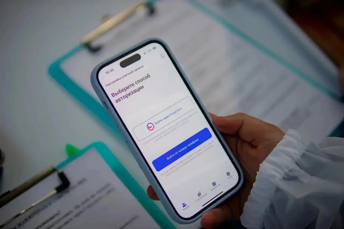 Добровольцы будут работать в общественных местах. Они ответят на интересующие вопросы о проектах благоустройства общественных пространств, вынесенных на голосование. Среди таких территорий – парки, набережные, скверы, пешеходные и рекреационные зоны, а также центральные городские площади.  
 
В прошлом году более 600 добровольцев помогали жителям Смоленской области принять участие в голосовании.<!-- 		@page { size: 21cm 29.7cm; margin: 2cm } 		P { margin-bottom: 0.21cm } 	--> 	В 2026 году смоляне вновь выберут площадки для благоустройства в рамках федерального проекта «Формирование комфортной городской среды». Он реализуется в рамках нацпроекта «Инфраструктура для жизни» по поручению президента Владимира Путина. 
 
«Жители сами смогут выбрать общественные территории, которые, по их мнению, необходимо обновить в первую очередь, – отметил губернатор Василий Анохин в своём канале в МАХ. – Свой выбор они сделают в рамках всероссийского голосования. Традиционно помогать смолянам будут волонтёры».  
 
В настоящее время в Смоленской области идёт набор добровольцев, которые примут участие в проекте в этом году. Регистрация волонтёров открыта на платформе Добро.рф и завершится 14 апреля.📷
