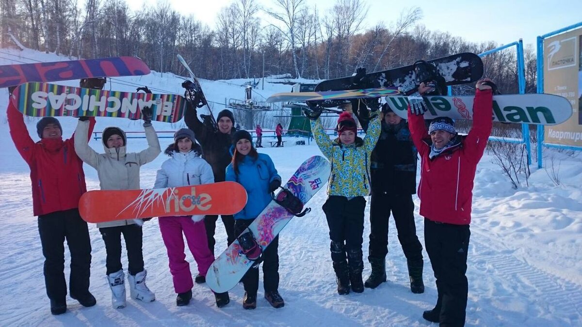 Илья (в центре) с друзьями на зимнем отдыхе