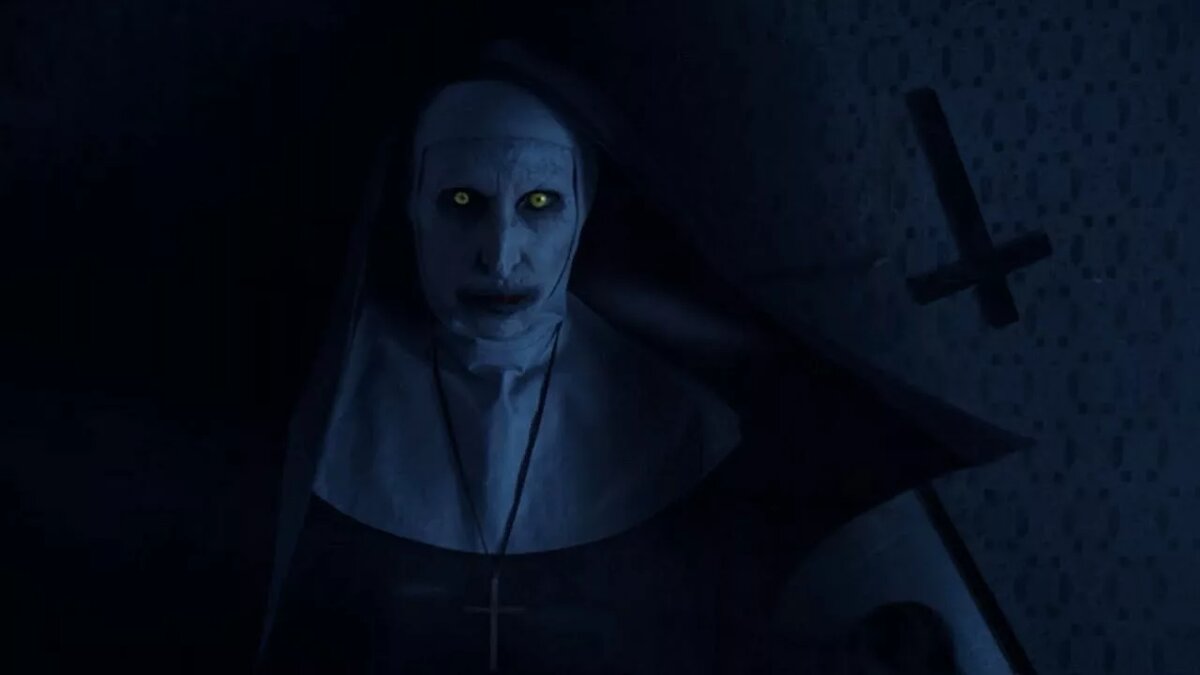 Демоническая монахиня — Валак в своём фирменном облике: одеяние католической монахини, бледное искажённое лицо, ярко светящиеся жёлтые глаза. Этот образ создан для максимального контраста между символом святости (монахиня) и воплощением зла.