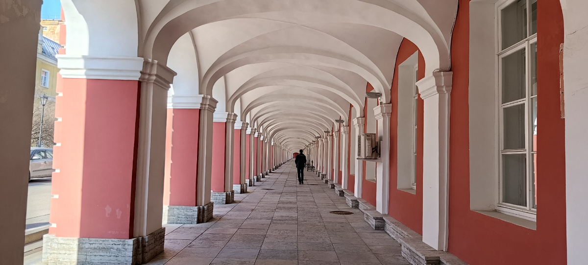 Нижняя галерея пристройки Двенадцати коллегий. Выше коридор библиотеки