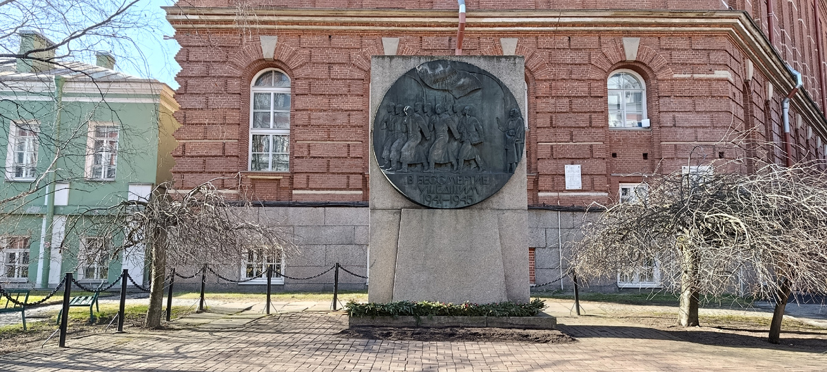 "В бессмертие ушедшим" 1941-1945. Установлен в 1995 г. Арх. Астаповы, Васильковский