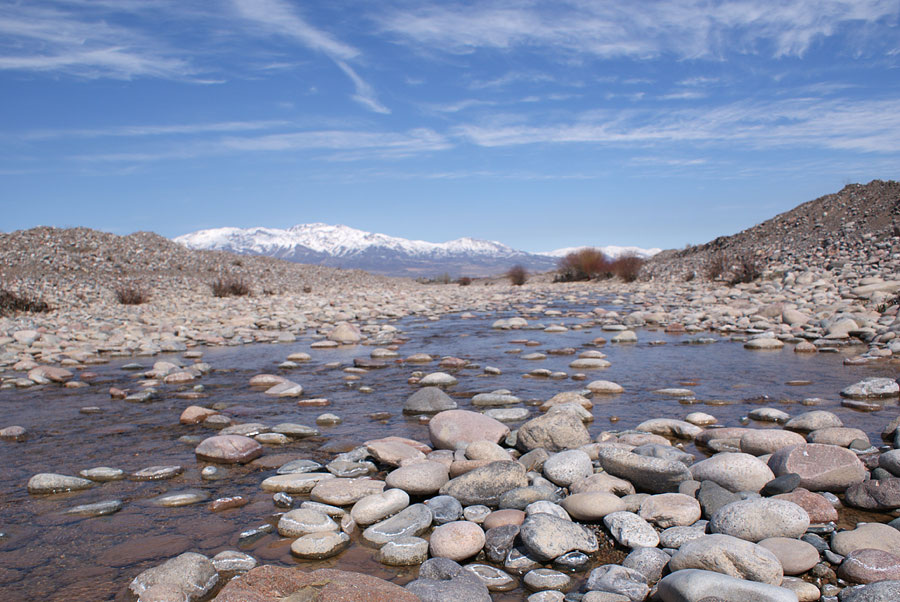 Одна из проток реки Чирчик. Галечниковое русло реки