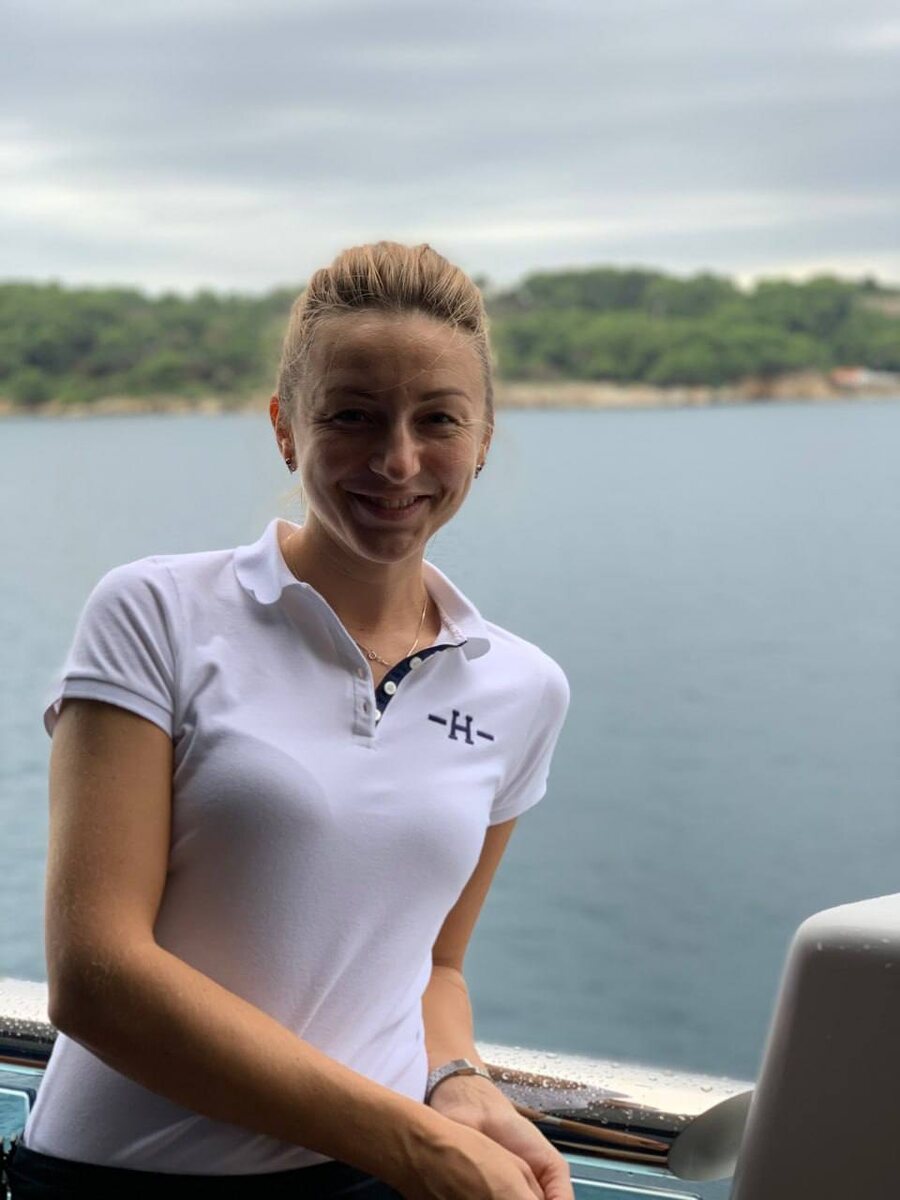 Меня зовут Екатерина Гусева, я chiefstew (старшая стюардесса) на суперъяхте