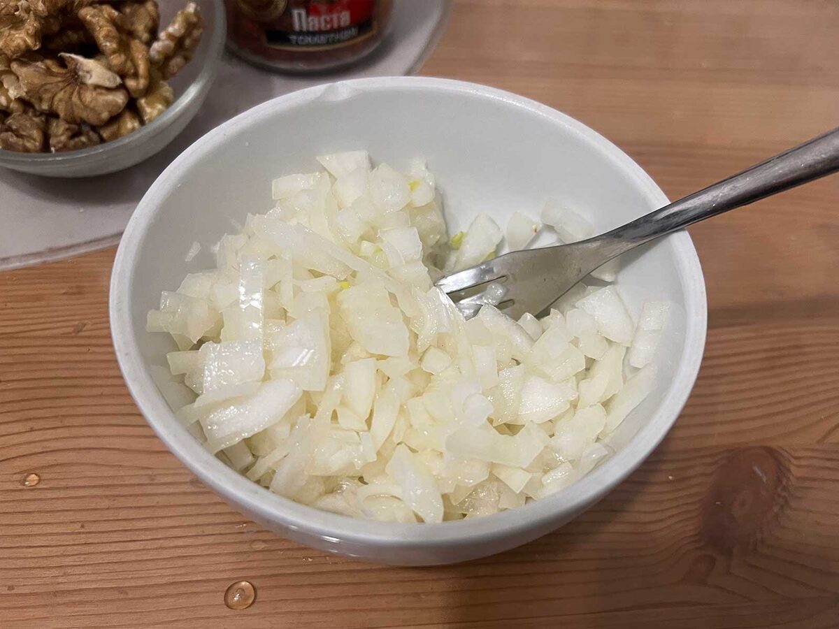 Лук с лимонным соком.