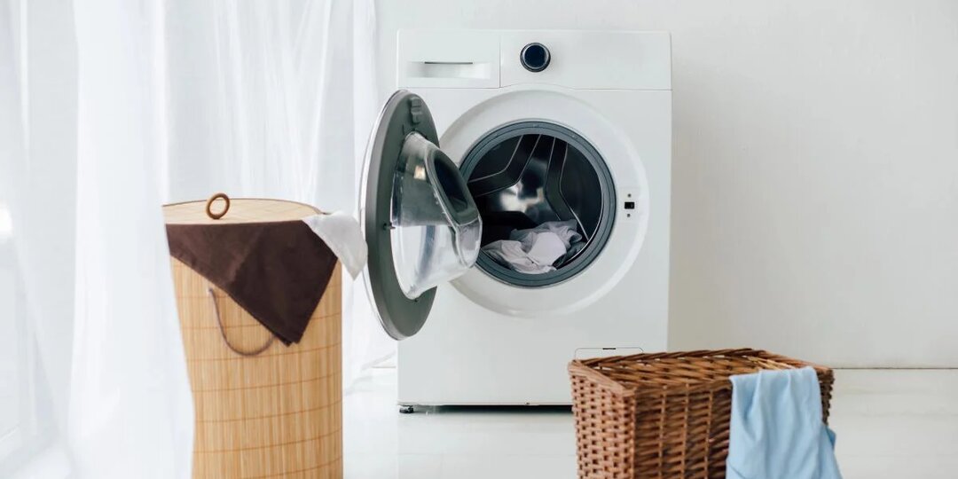 Эксперты рассказали, почему стирка чёрного и белого в одной машине это роковая ошибка