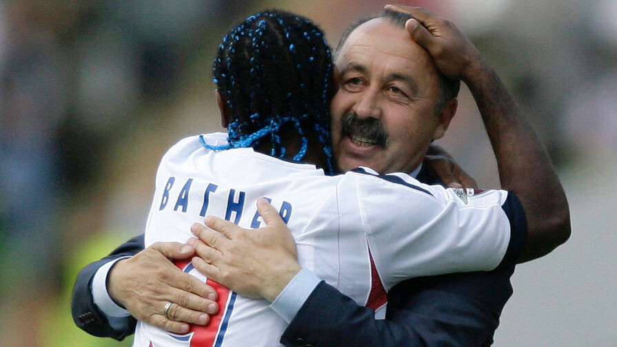 Главный тренер ЦСКА Валерий Газзаев поздравляет игрока футбольного клуба ЦСКА Вагнера Лава, который забил первый гол, 2007 год / Антон Денисов/РИА «Новости»   📷