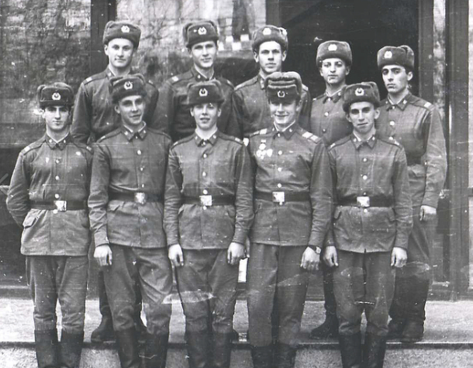 Отделение молодых пограничников со своим командиром