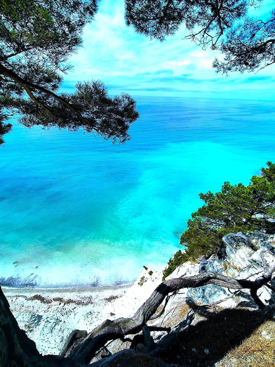 Неописуемая красота изумрудного моря и вечно зеленых сосен