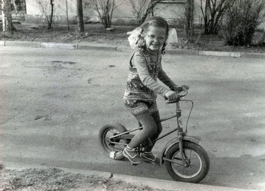 "Внучка на велосипеде", 1988 год. Фото: В.Скворцов.
