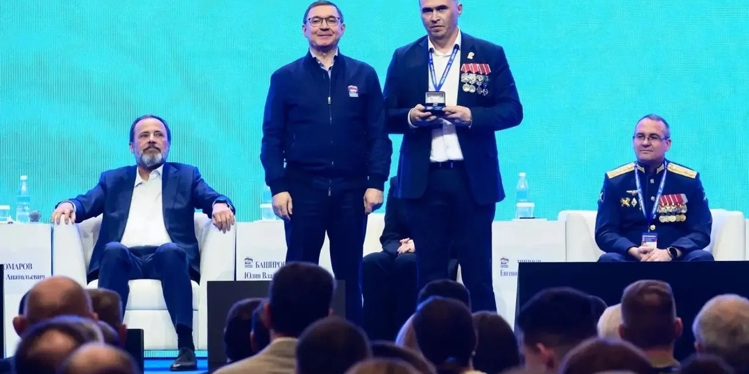 Секретарь Генерального совета «Единой России» Владимир Якушев вручил партийный билет Роману Возняку