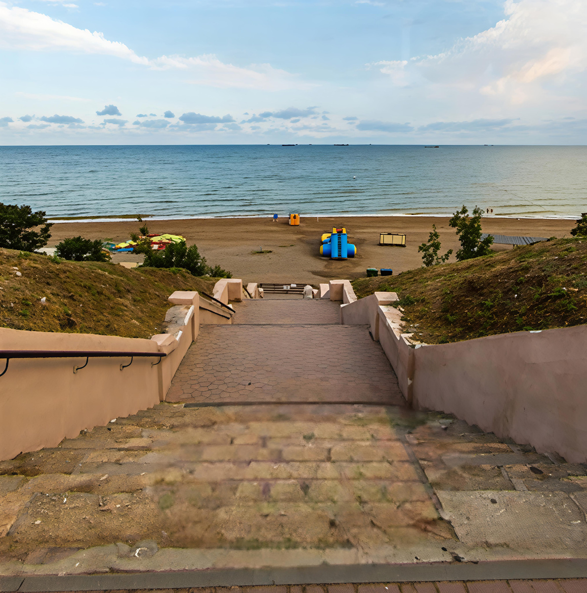 Лестница на пляж Каменка с Приморской набережной