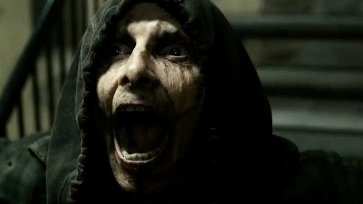 На изображении показан персонаж из фильма ужасов «Избави нас от лукавого» (Deliver Us from Evil, 2014) режиссёра Скотта Дерриксона.