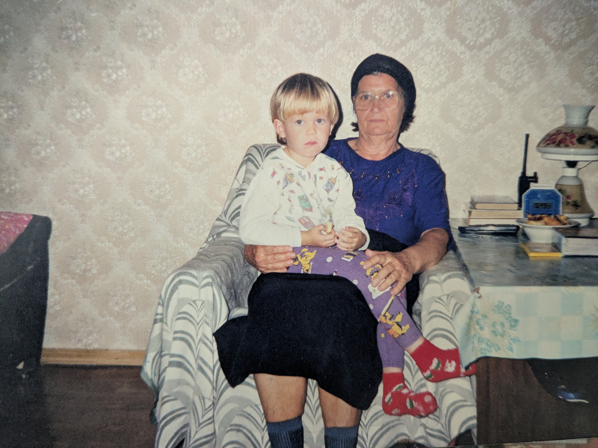 Моя любимая бабушка и я. 2000 год, Московская область. Жёлтая шоколадка (справа) до сих пор хранистя в моей памяти.