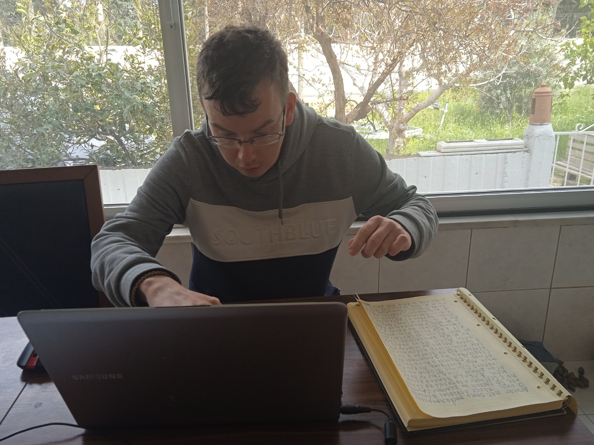 Перепечатывает в свой ноут