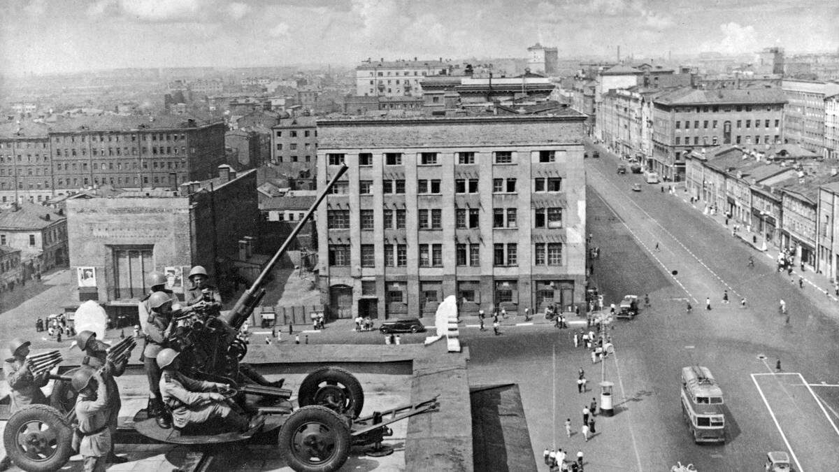    Зенитки на крыше Концертного зала имени Чайковского. Громыхание зениток часто упоминается в дневнике Петра Миллера / Фото: Наум Грановский / РИА Новости