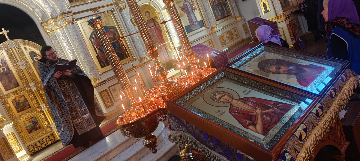 ОТец Дмитрий читает нам житие прп.Марии Египетской