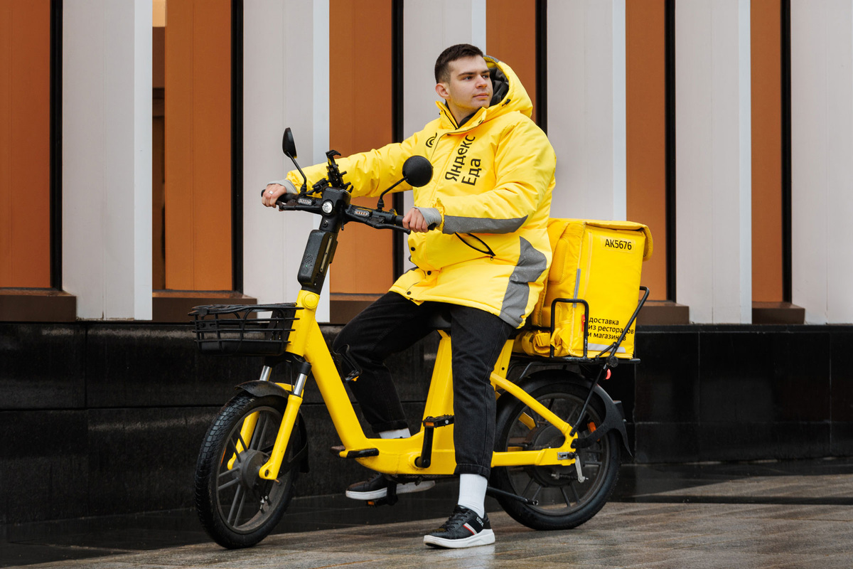 Курьер Яндекс на работе