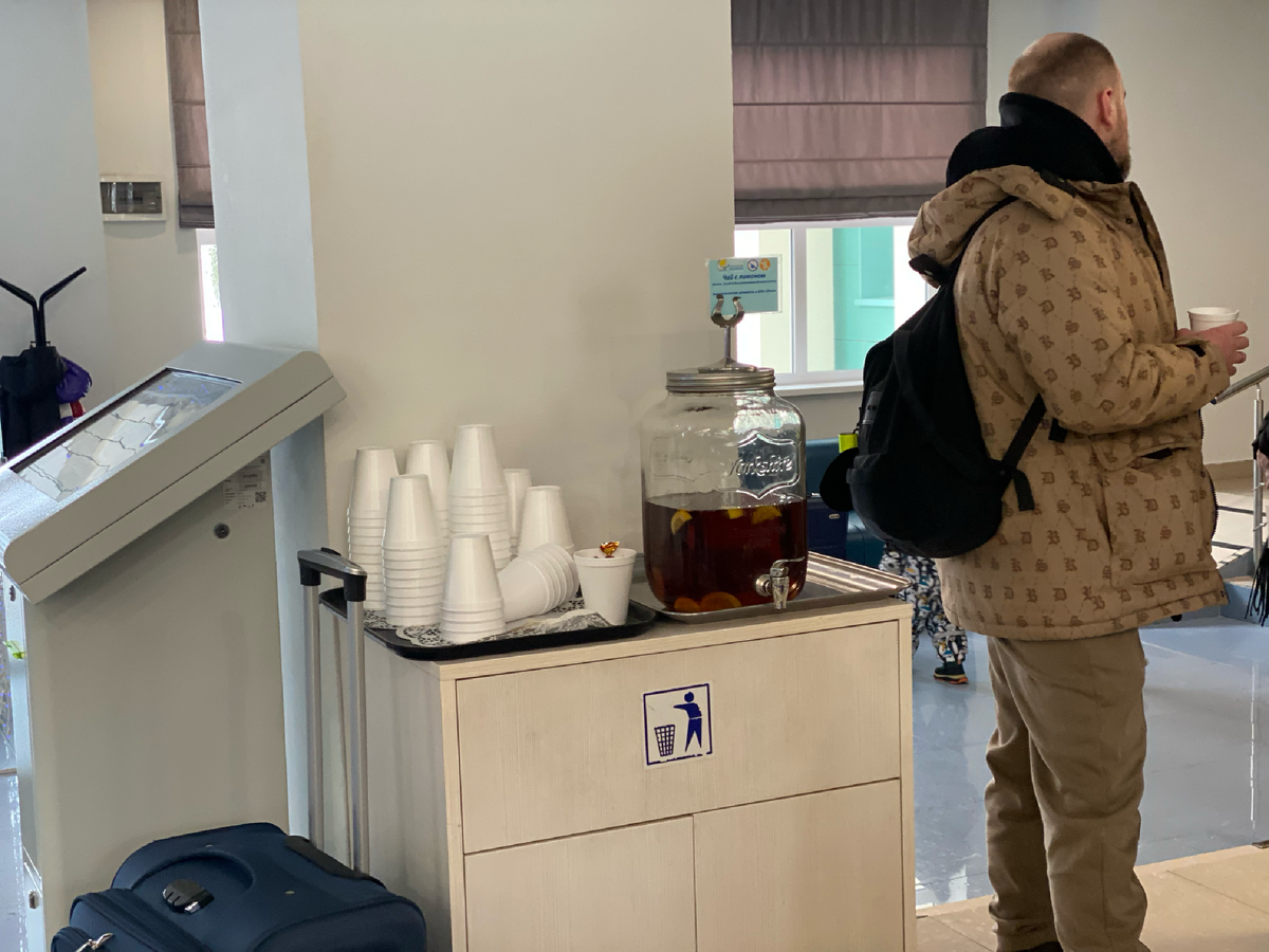 Обратите внимание: подали чай в красивой посуде. 