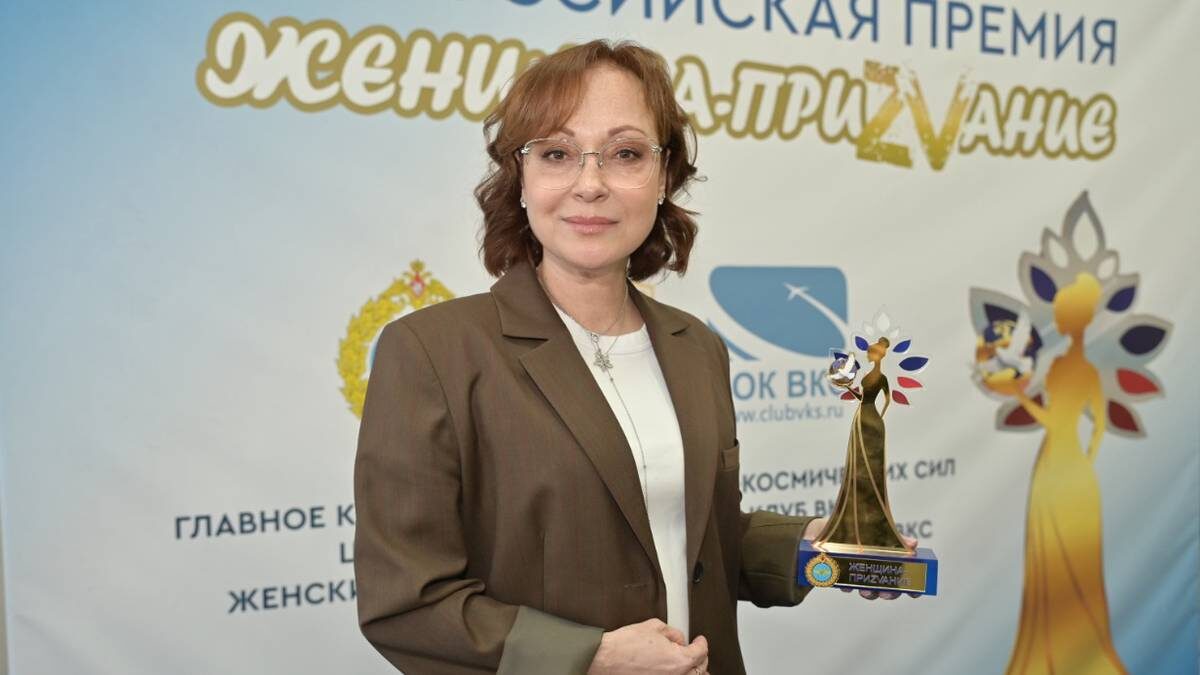    Актриса Виктория Тарасова, известная по главной роли в сериале «Глухарь», на вручении премии «ЖЕНЩИНА-ПРИZVАНИЕ». Артистка часто выезжает на Донбасс с гуманитарной миссией / Фото: Дмитрий Дубинский / Вечерняя Москва